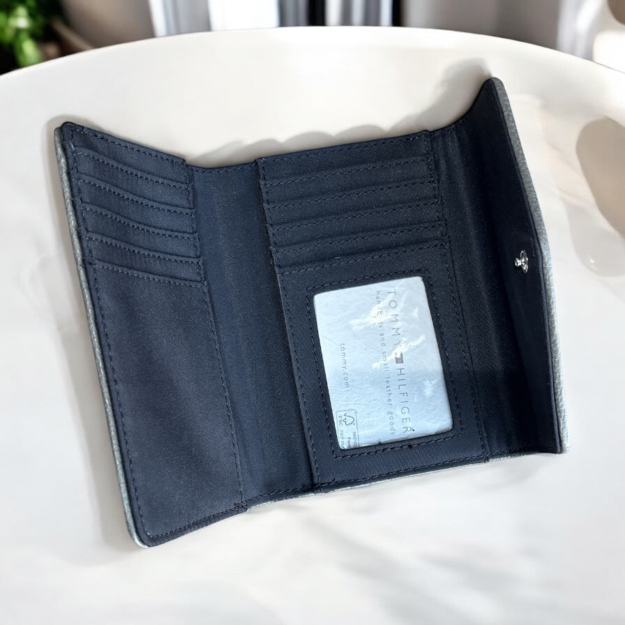 Cartera Tommy H blanca con monogram gris