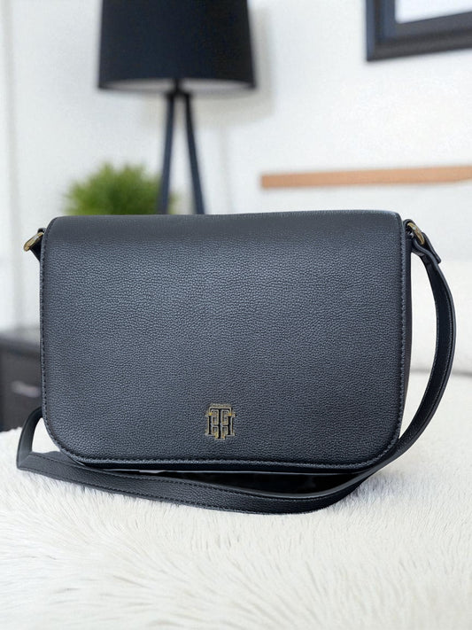 Crossbody Tommy H negra, placa negra