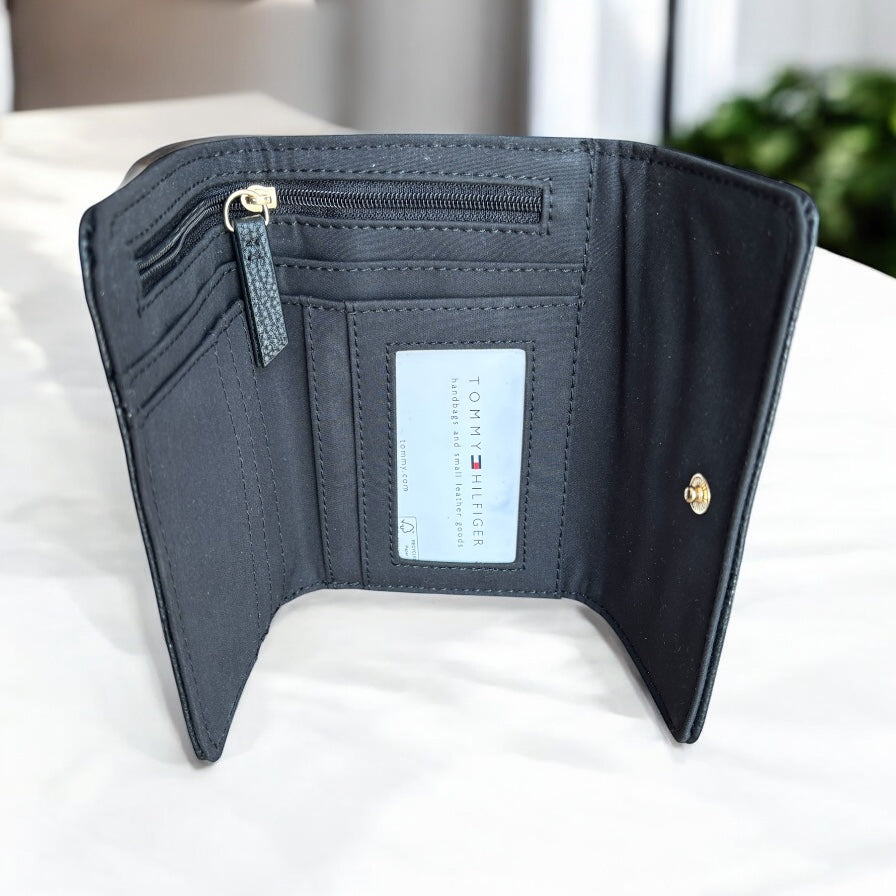Cartera Tommy H negra con grabado con placa Th dorado