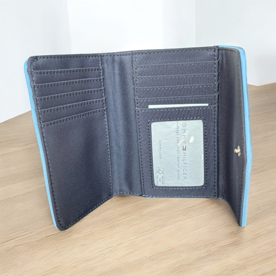 Cartera Tommy H azul claro con placa plateada