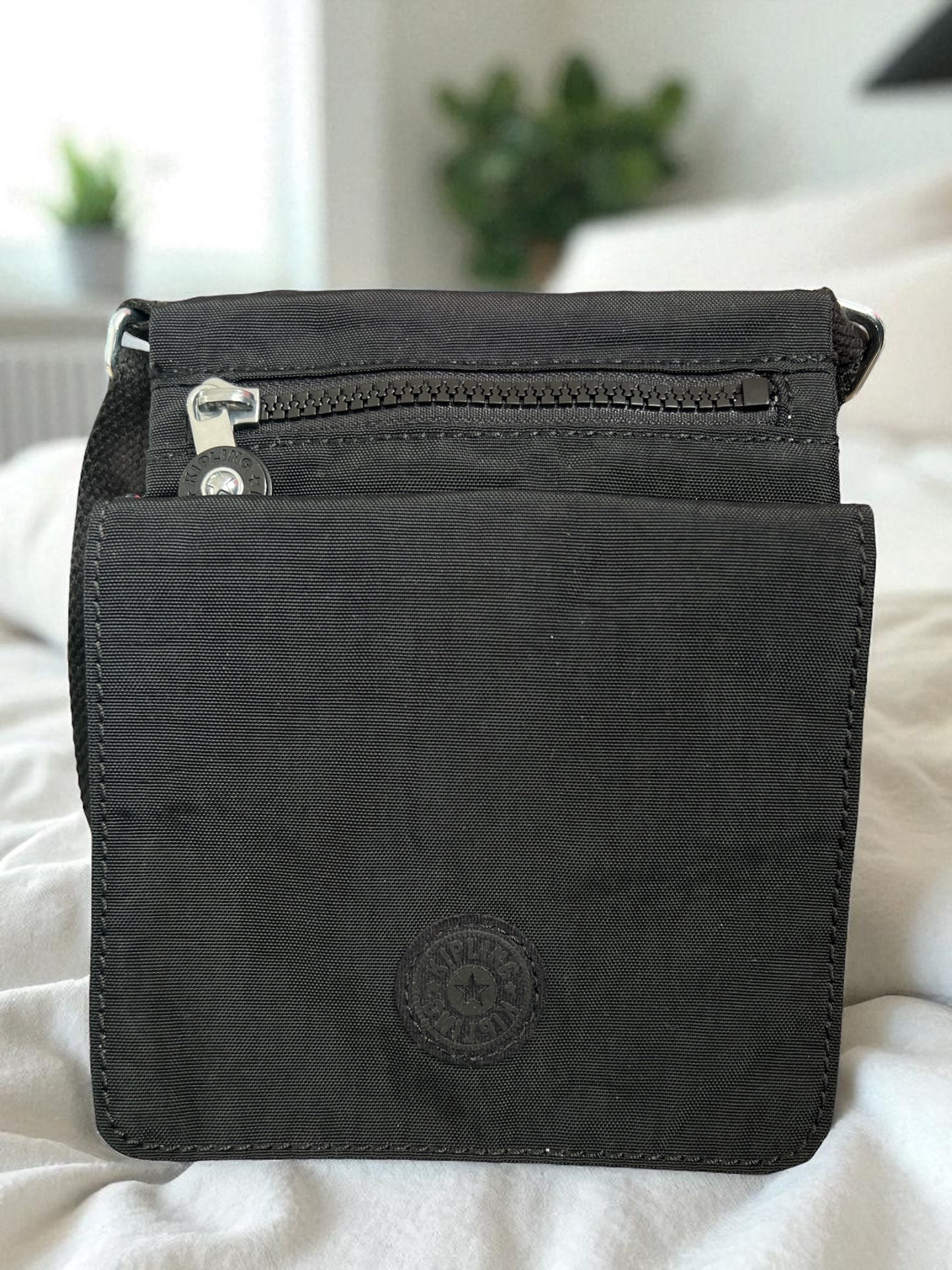 Crossbody Kipling negra con changuito