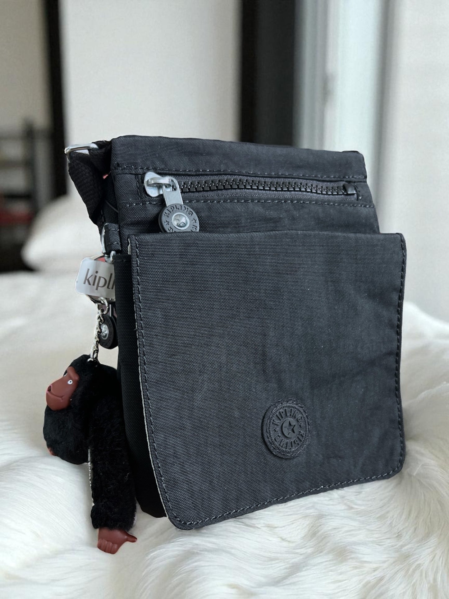 Crossbody Kipling negra con changuito