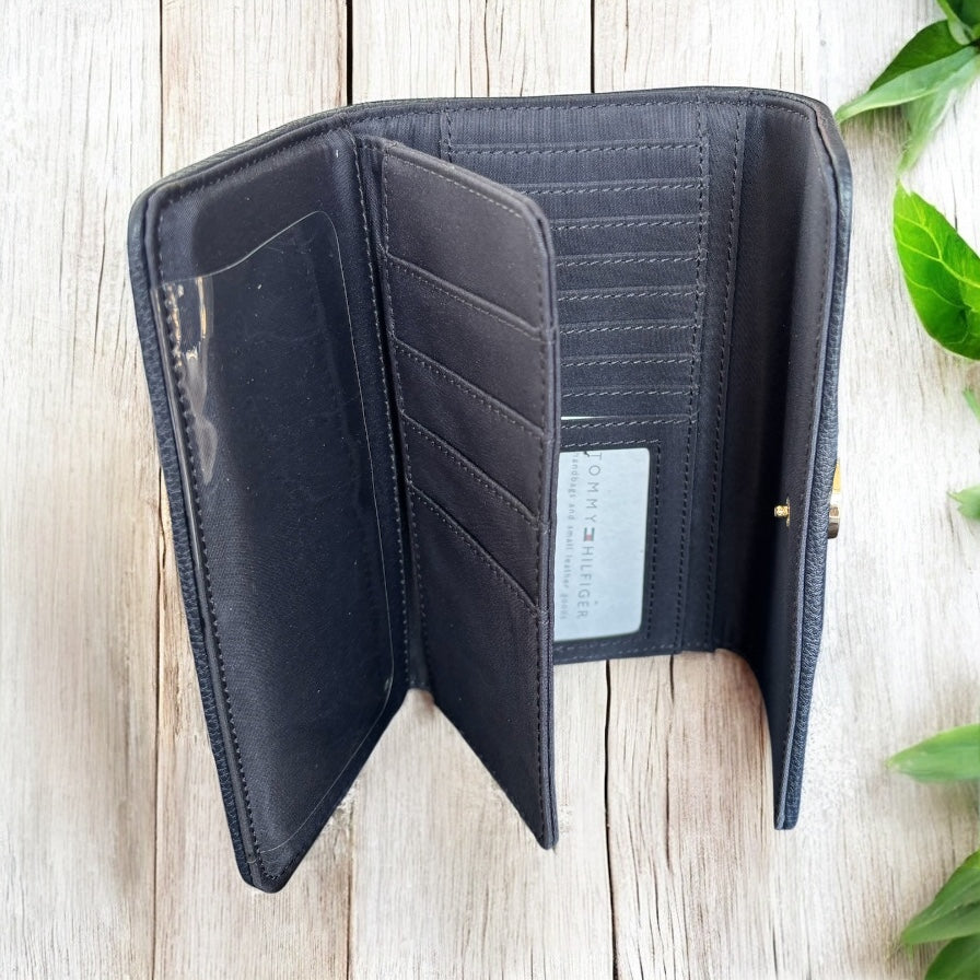 Cartera Tommy H beige con azul marino y placa redonda