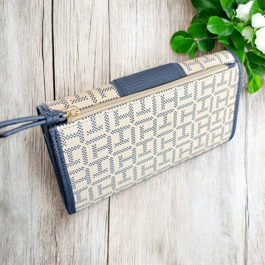 Cartera Tommy H beige con azul marino y placa redonda