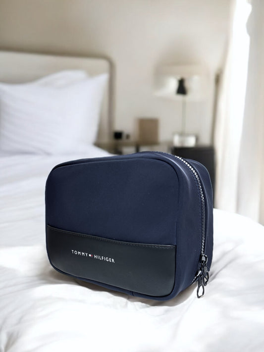 Estuche de Viaje Tommy H azul marino para colgar, detalles en negro