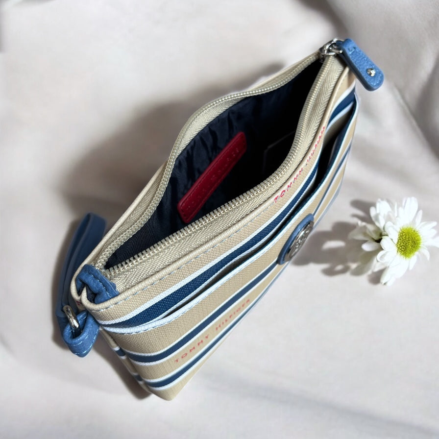 Muñequera Tommy arena con líneas blancas y azul
