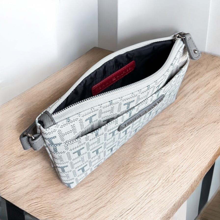Muñequera Tommy H blanca con monogram gris y placa plateada