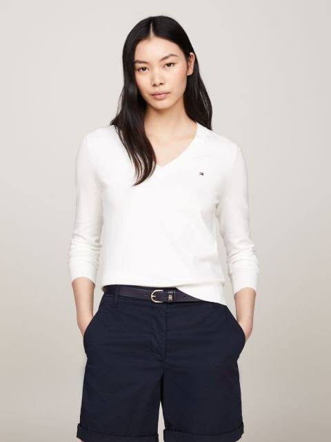 Suéter Tommy H blanco, cuello u ve, bandera pequeña y detalles en mangas