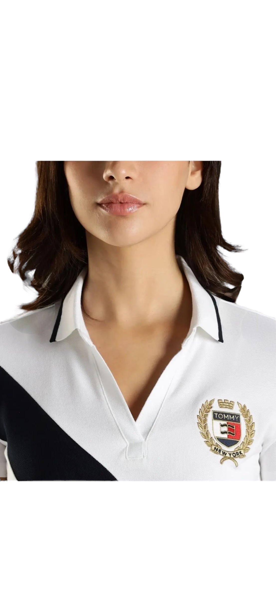 Playera Tommy H blanca tipo polo, línea diagonal azul marino y escudo