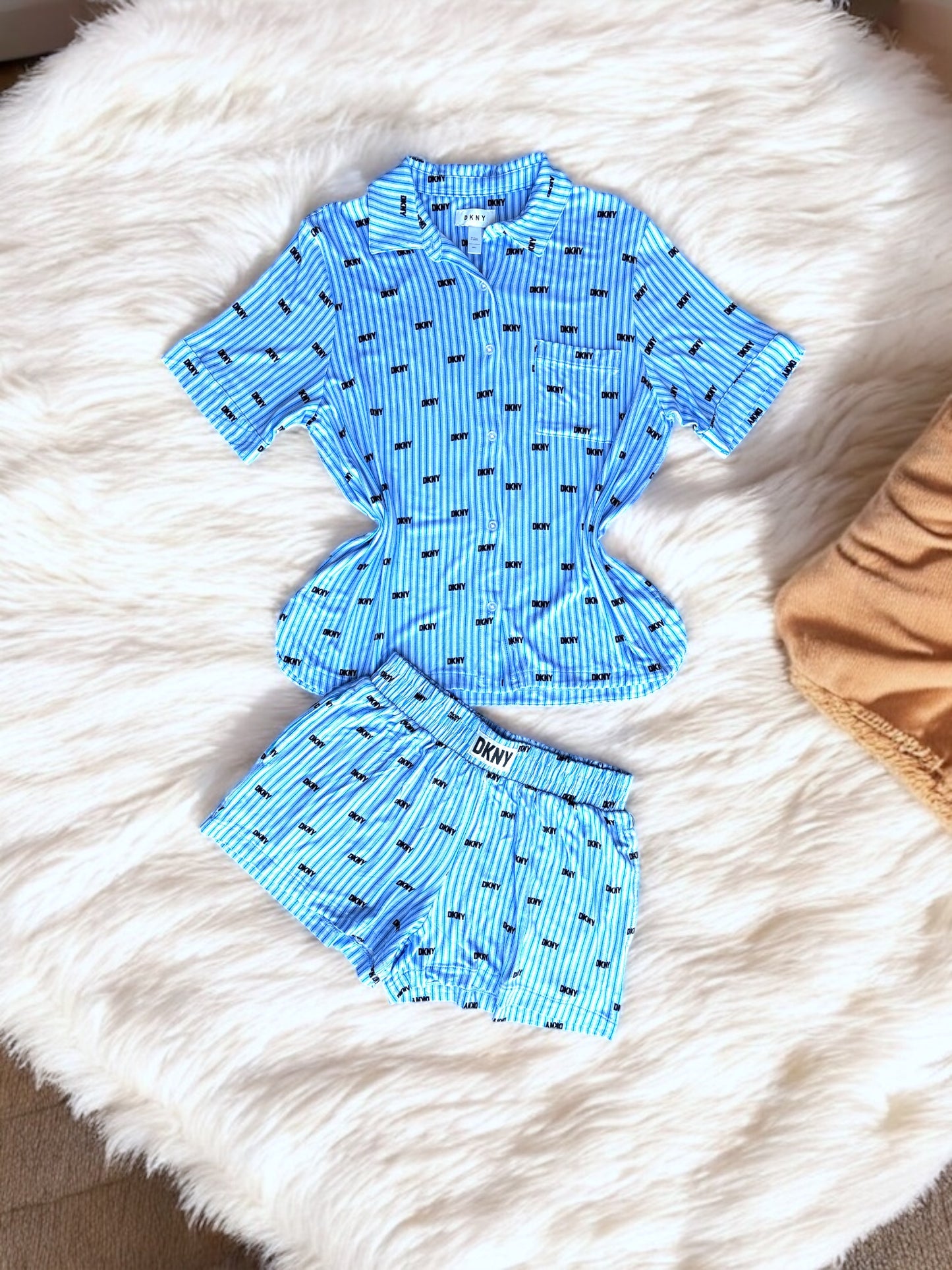 Pijama de short DKNY azul, líneas blancas, estampado DKNY negro