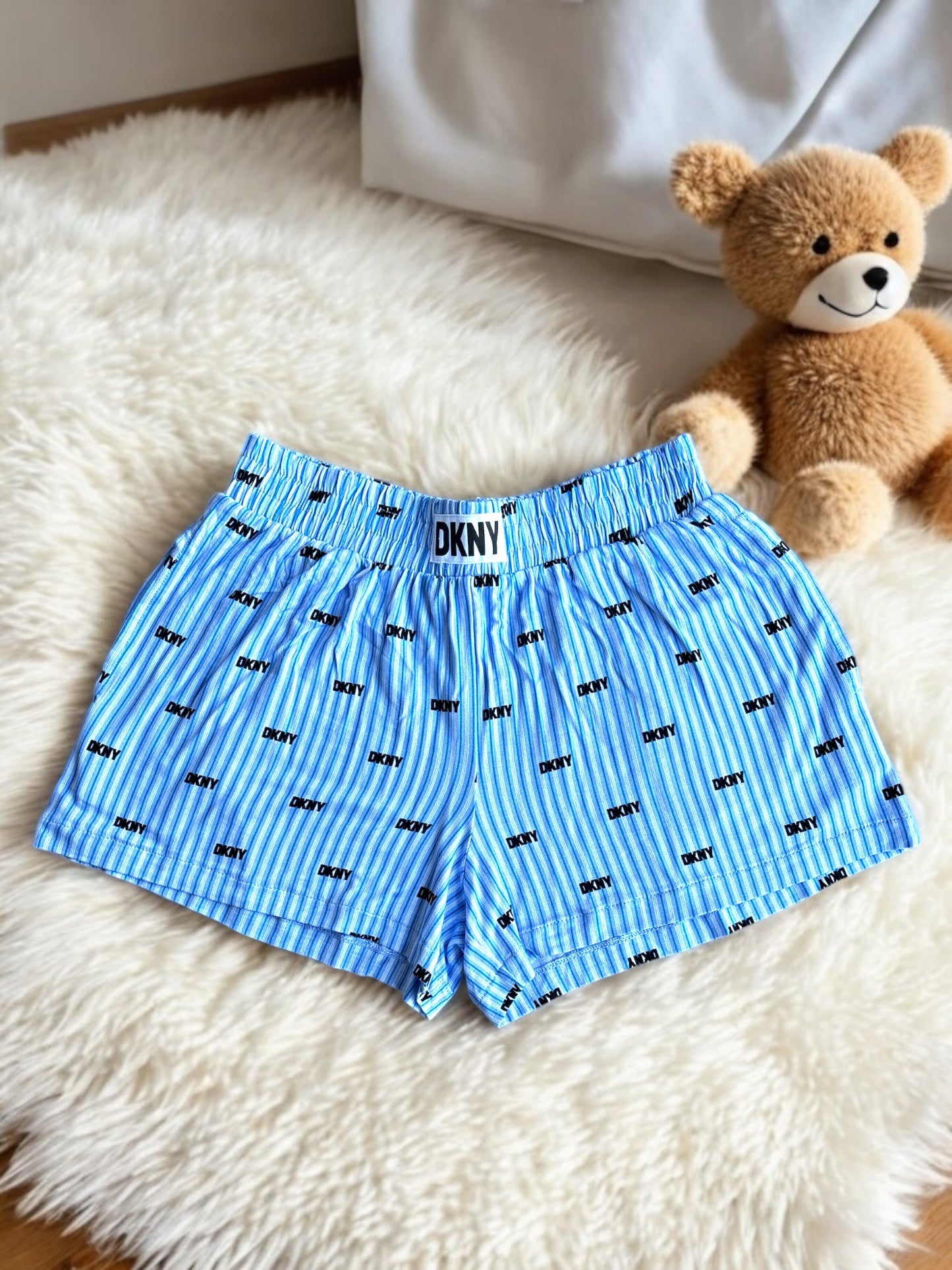 Pijama de short DKNY azul, líneas blancas, estampado DKNY negro