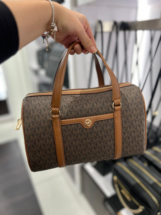 Crossbody Michael k café/chocolate con monogram con strap ajustable y placa dorada