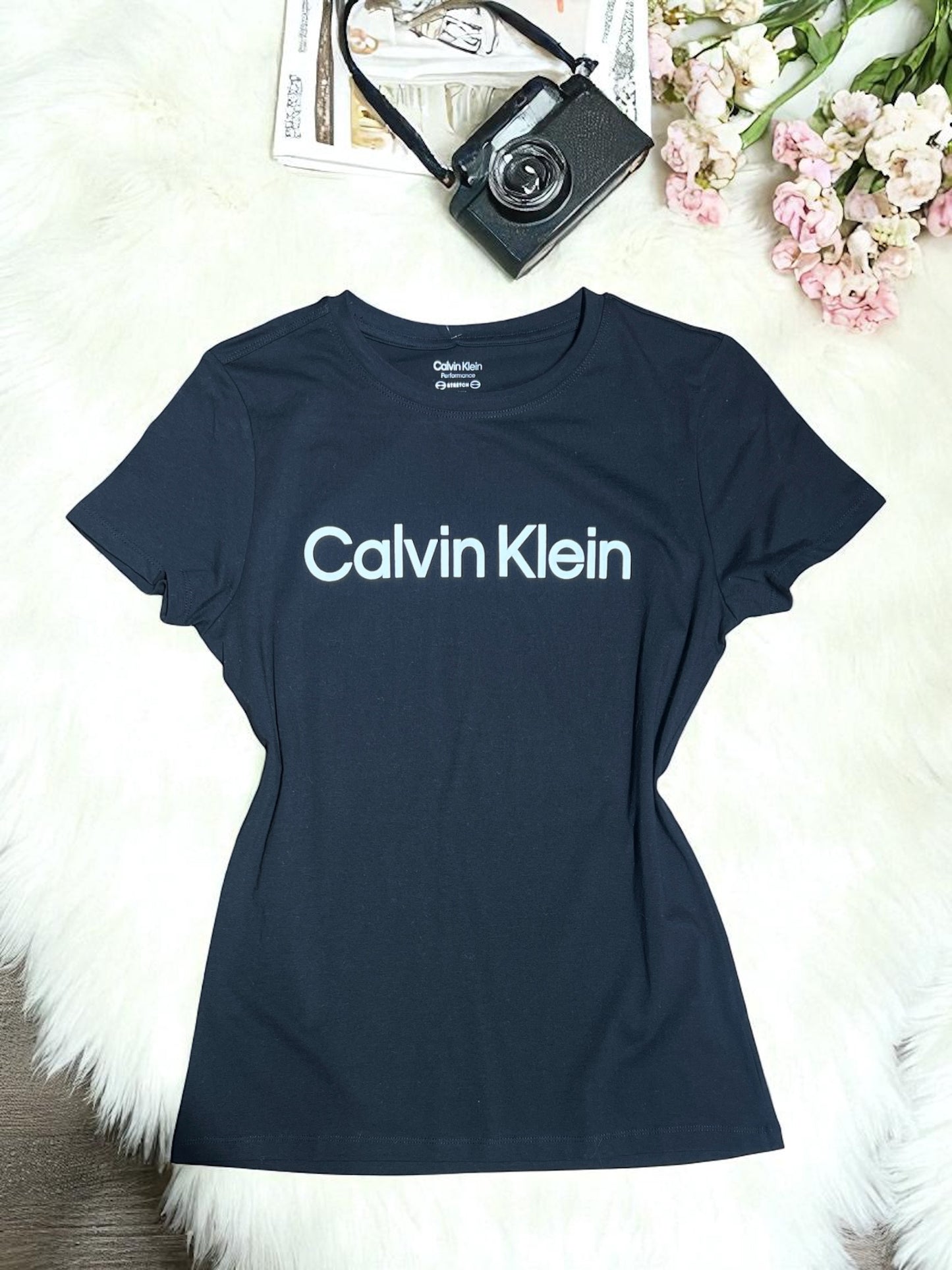 Playera Calvin K negra, letras blancas