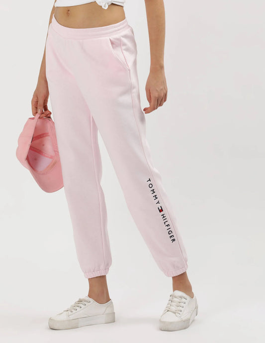 Pants Tommy H rosa claro con letras bordadas