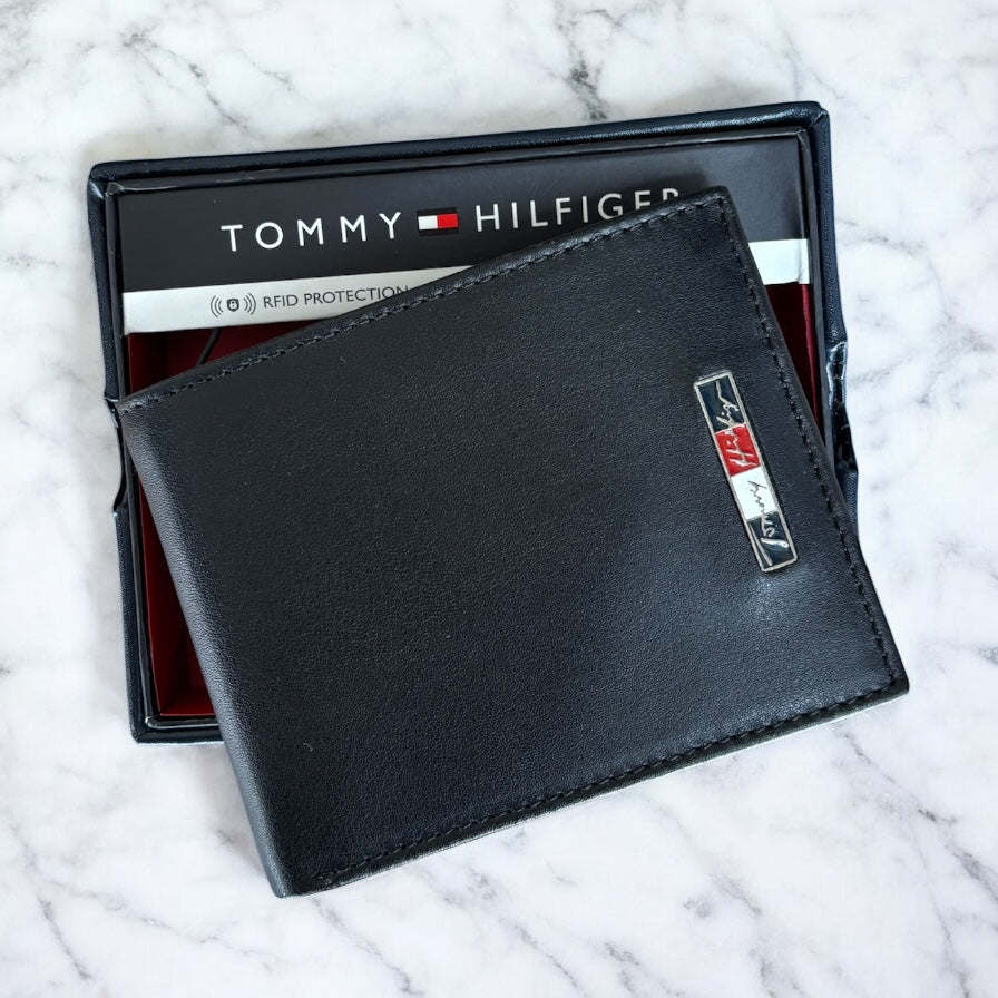 Cartera Tommy H negra, placa en azul, blanco y rojo