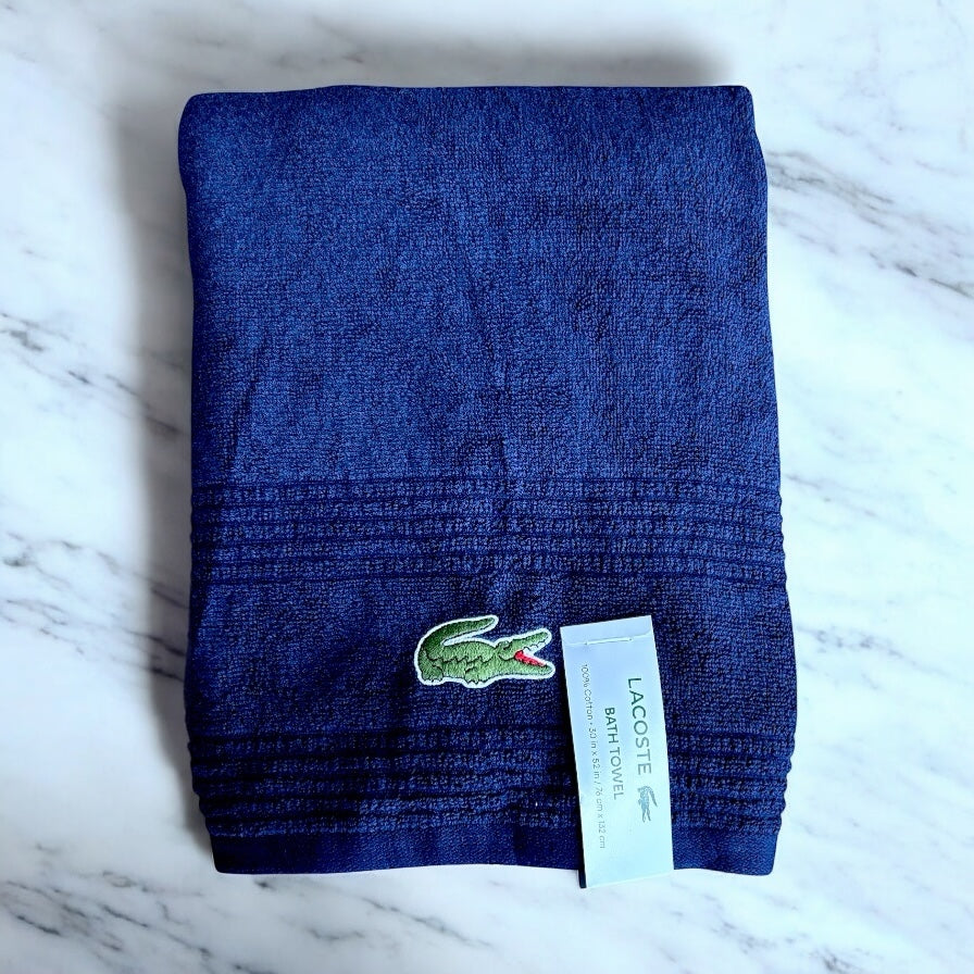 Toalla Lacoste toda en azul marino con logo en verde