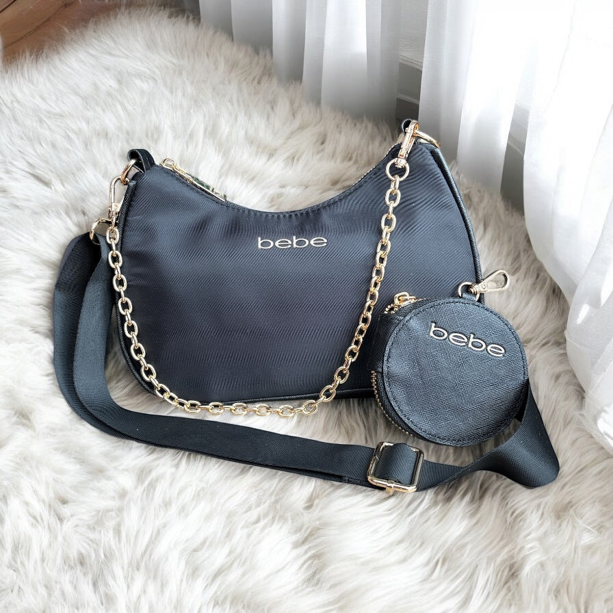 Crossbody/Hobo Bebe negra con monedero, logo plateado, cadena y cierre dorado