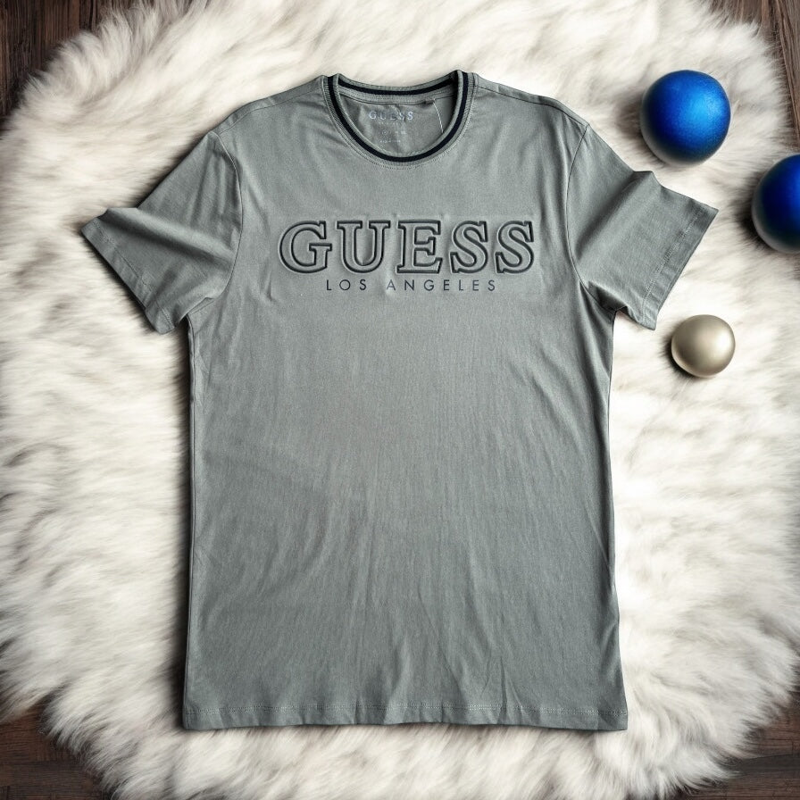 Playera Guess verde militar, letras hundidas para caballero