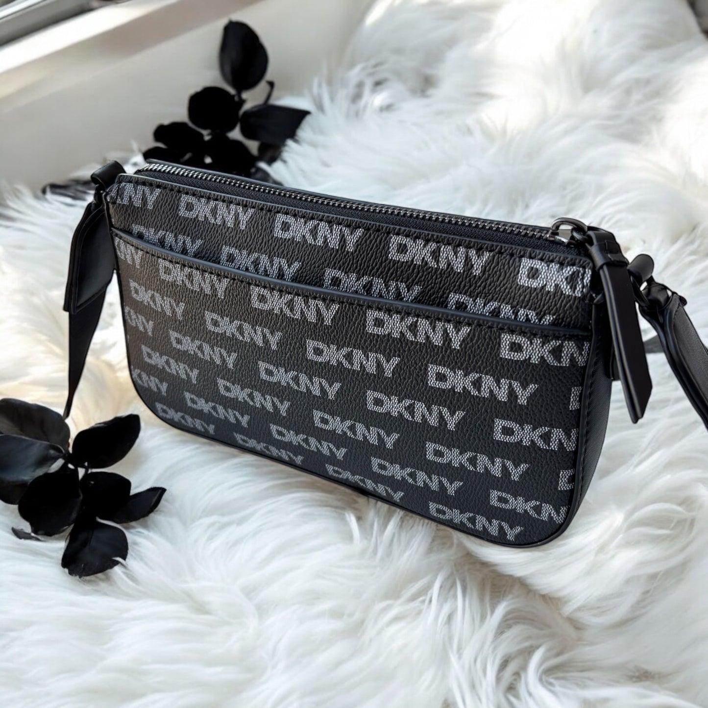 Crossbody DKNY negra con monogram gris