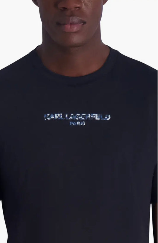 Playera Karl L negra letras camuflaje para caballero