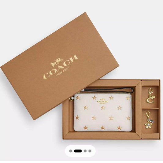 Muñequera Coach Beige de estrellas con dos dijes