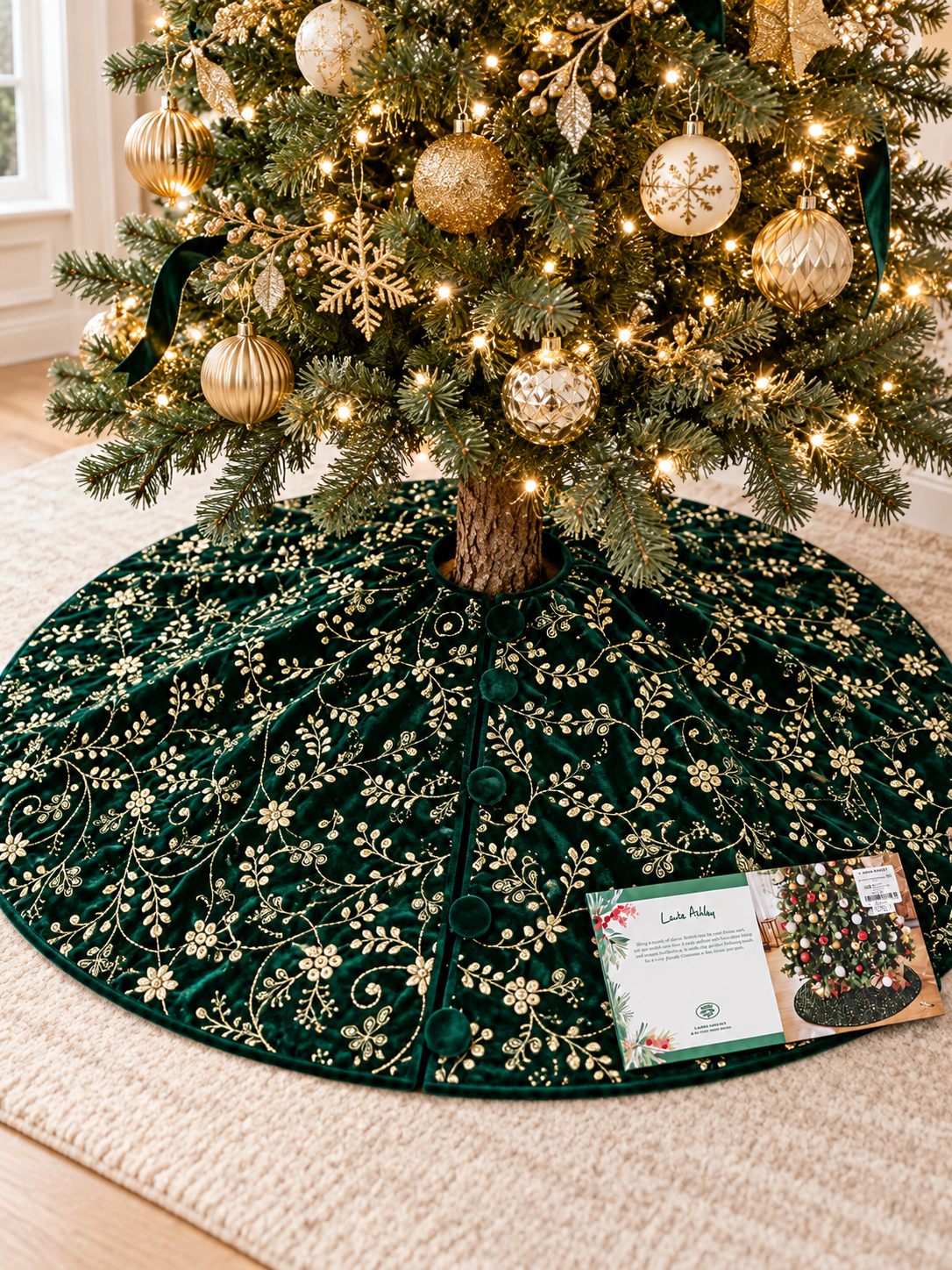 Pie de árbol verde con bordados dorados navideño
