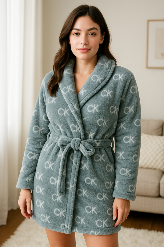 Bata Calvin K verde con monogram blanco