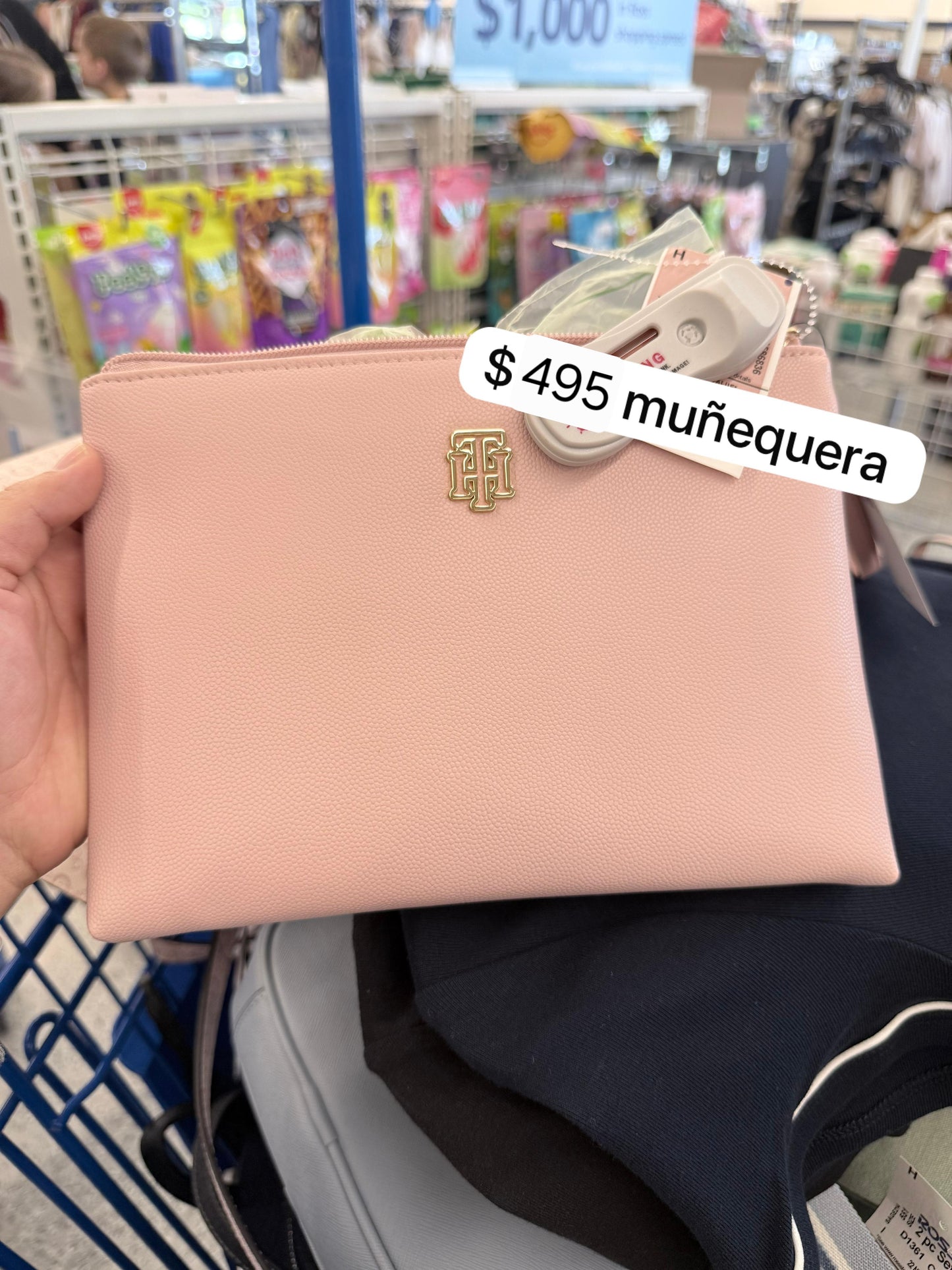 Muñequera Tommy H rosa con placa dorada