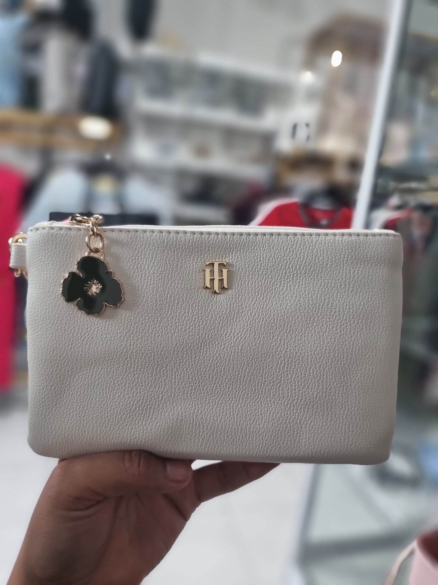 Muñequera Tommy H crema con dije de flor