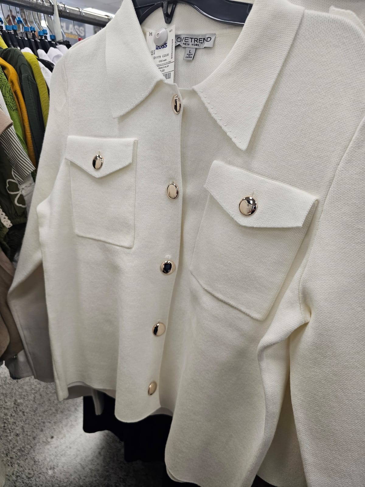 Blusa blanca con bonitas plateados