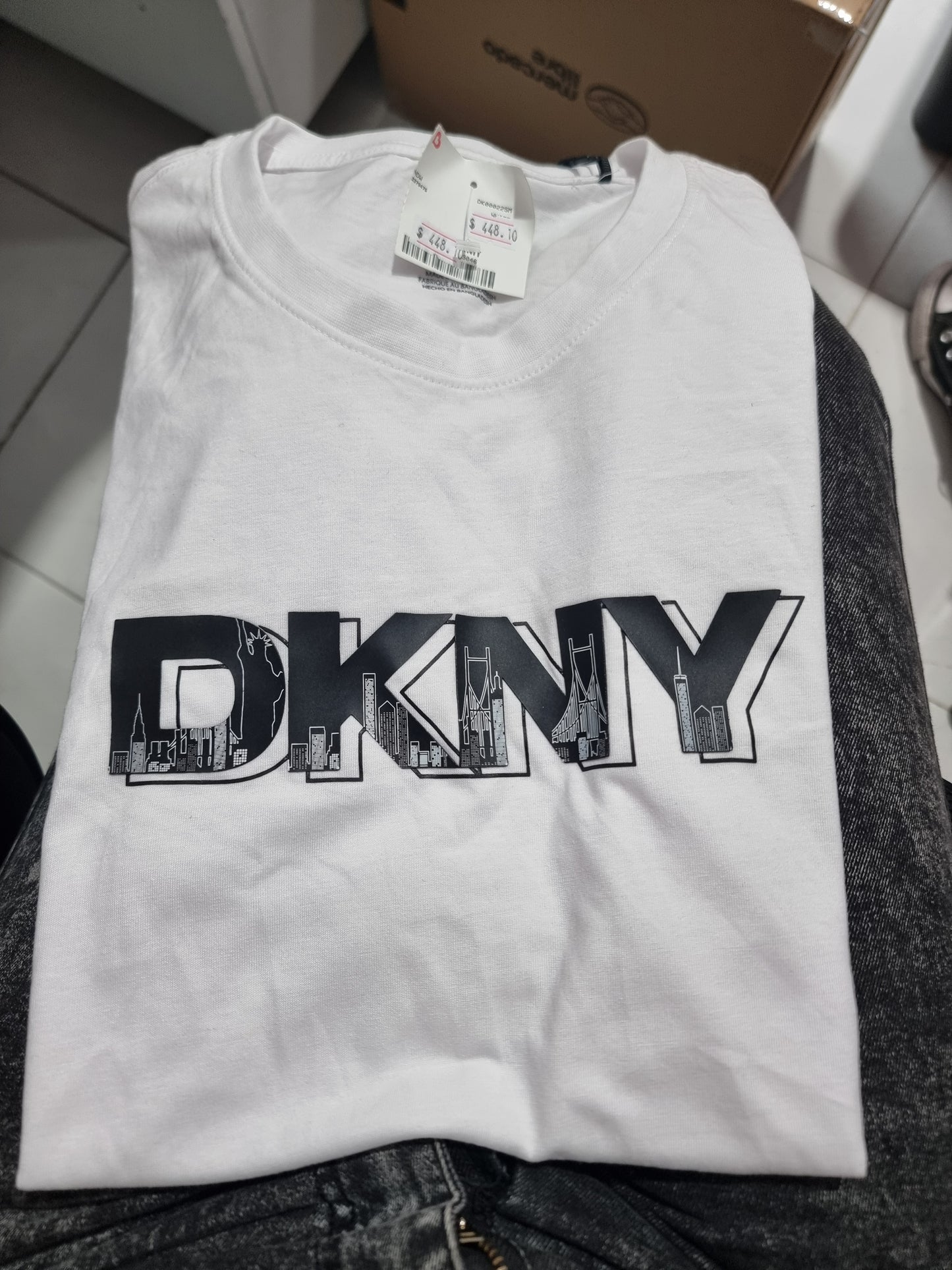 Playera DKNY blanca logo negro