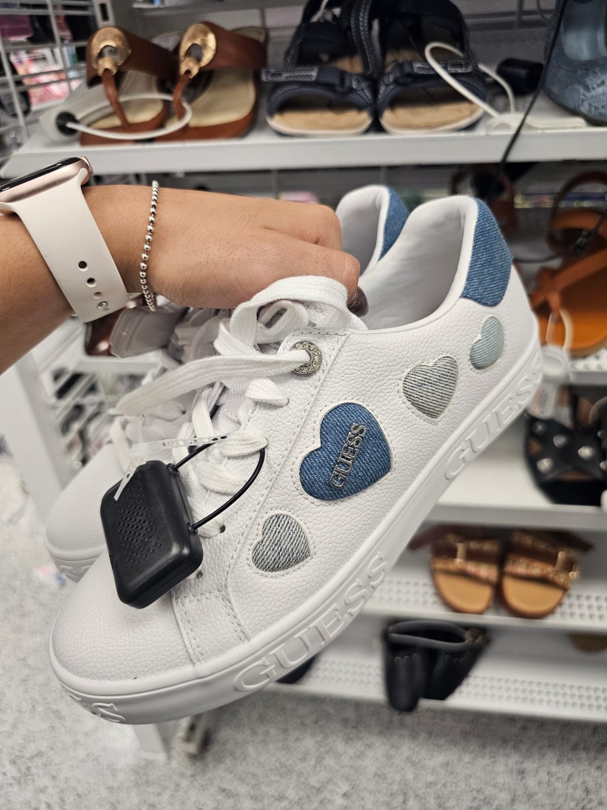 Tenis Guess de corazones