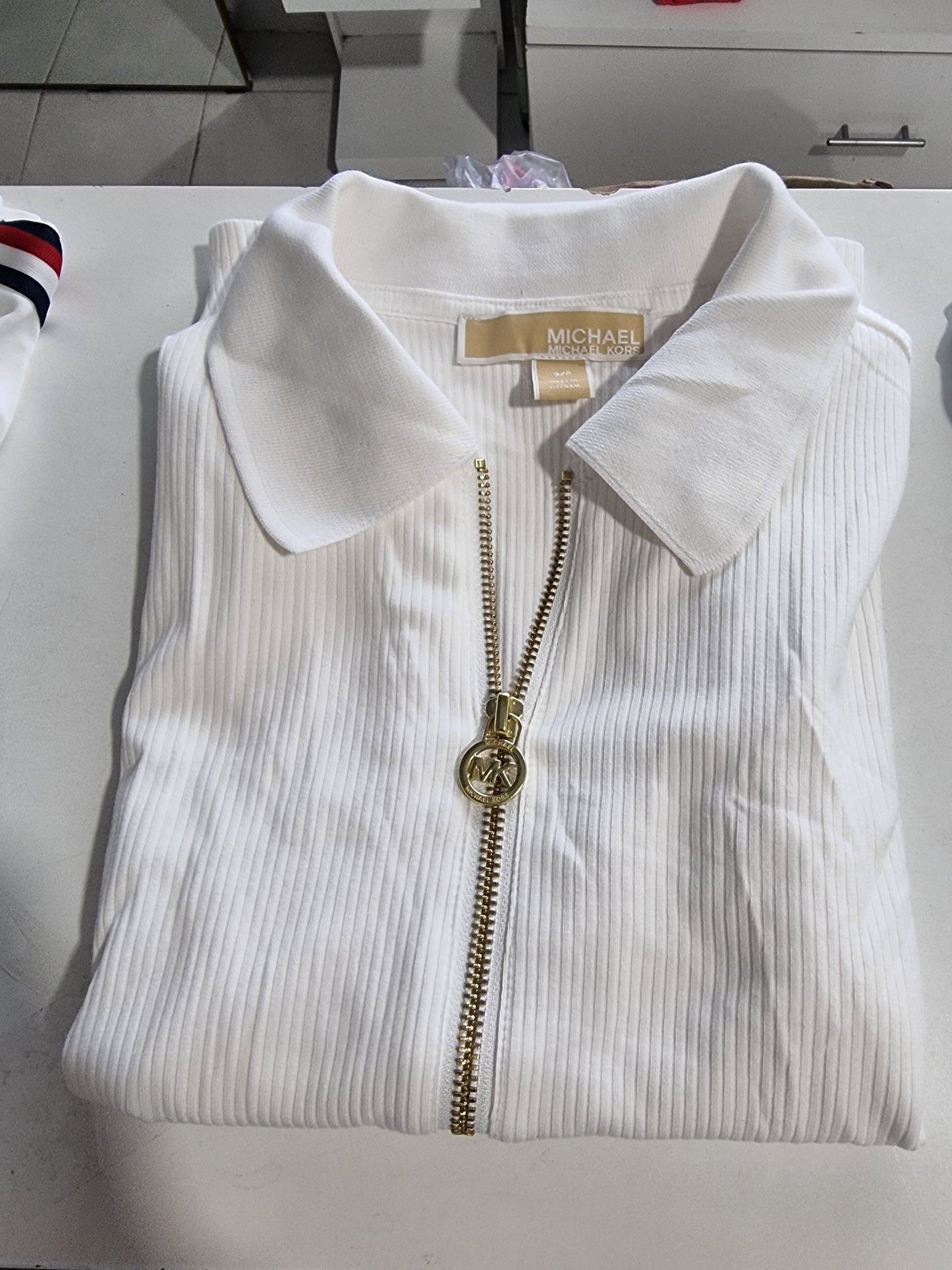 Playera Michael k blanca con cierre