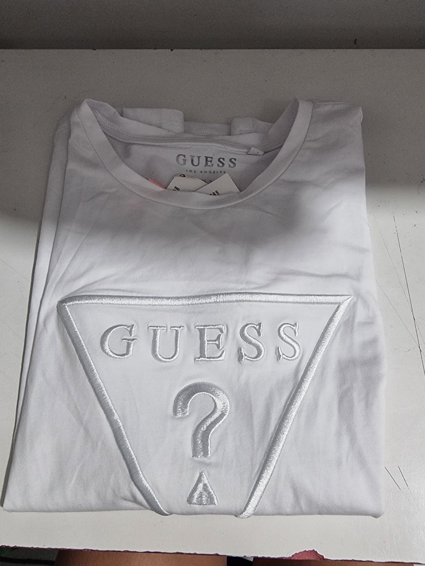 Playera Guess blanca logo bordado