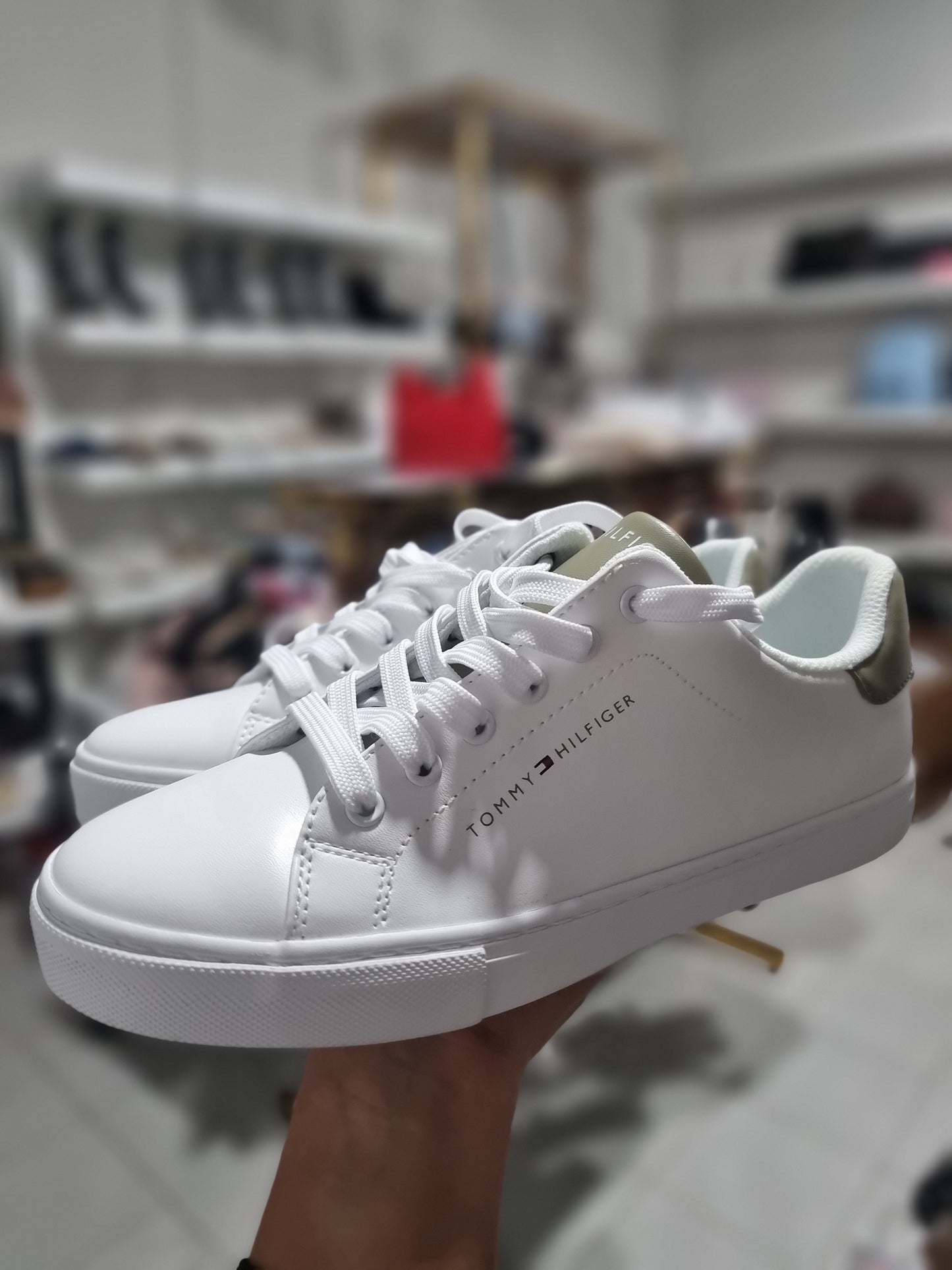Tenis Guess con blancony detalles verdes