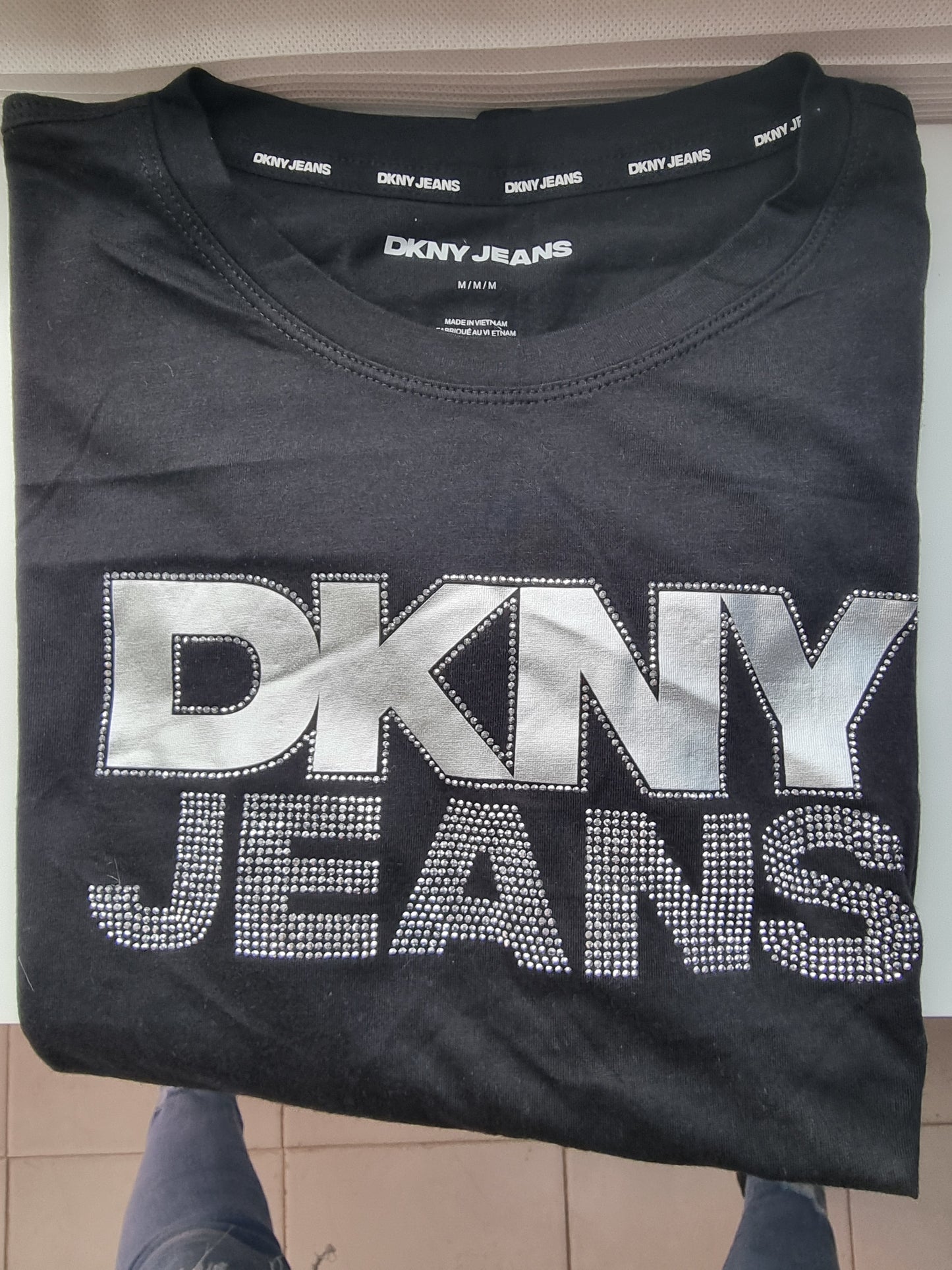 Playera DKNY negra con brillos