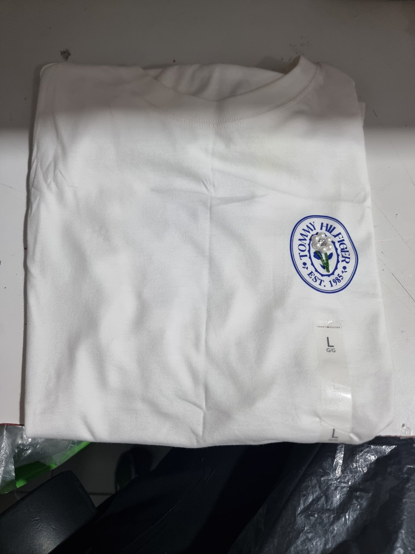 Playera Tommy H blanca con flor