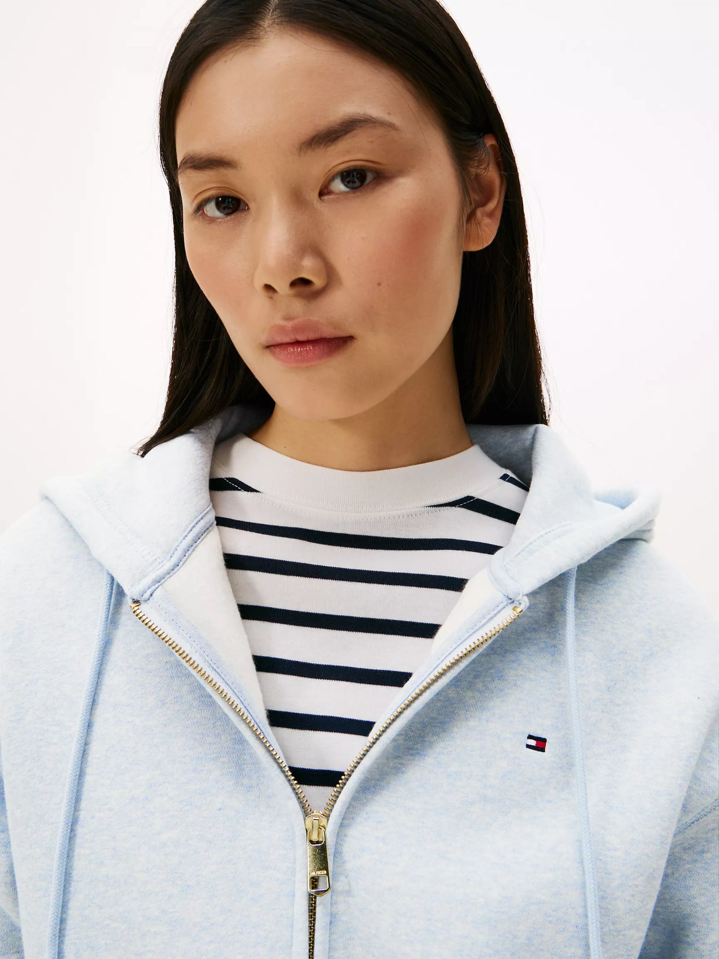 Sudadera Tommy H azul claro con herrajes dorados