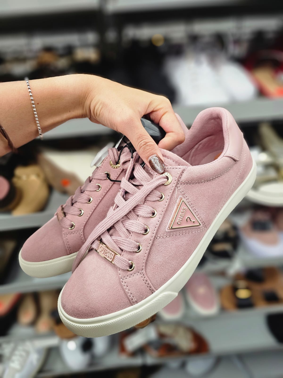 Tenis Guess rosa de gamuza