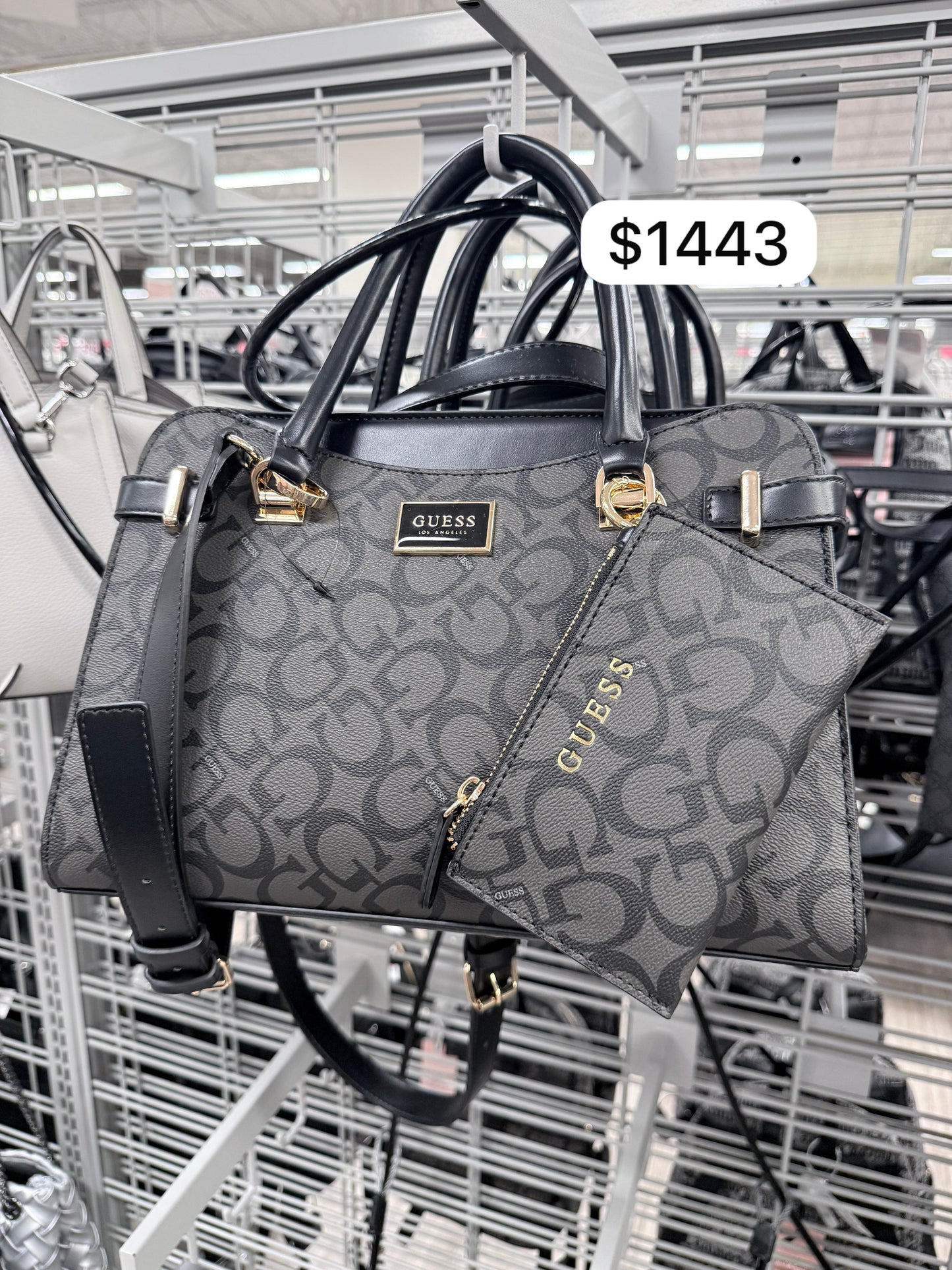 Tote Guess negra con muñequera
