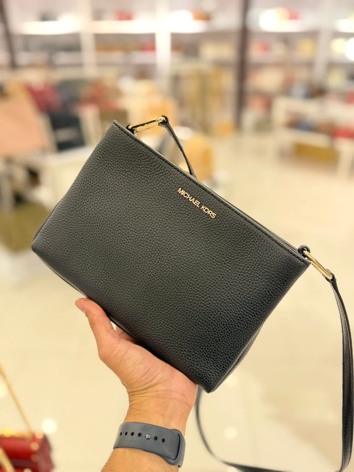 Crossbody Michael k negra lisa herrajes dorados