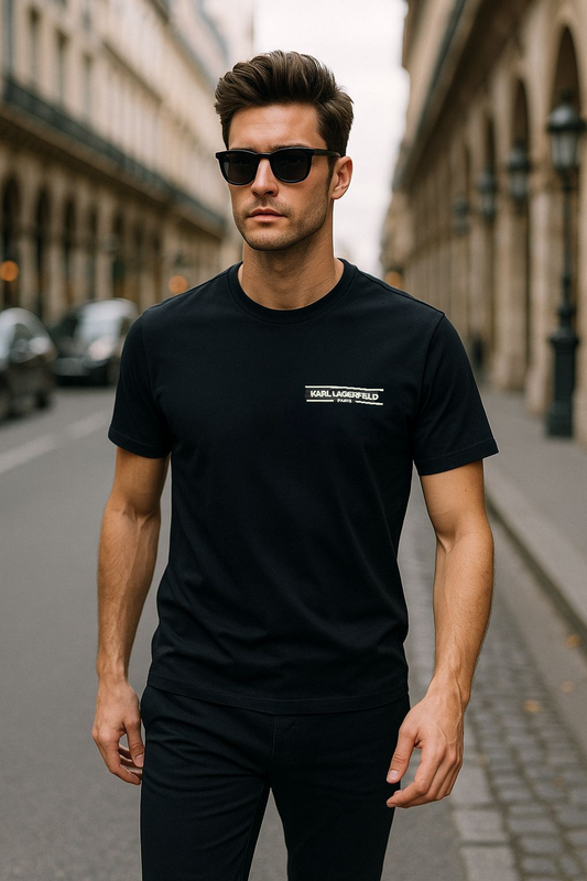 Playera Karl L negra, letras blancas para caballero