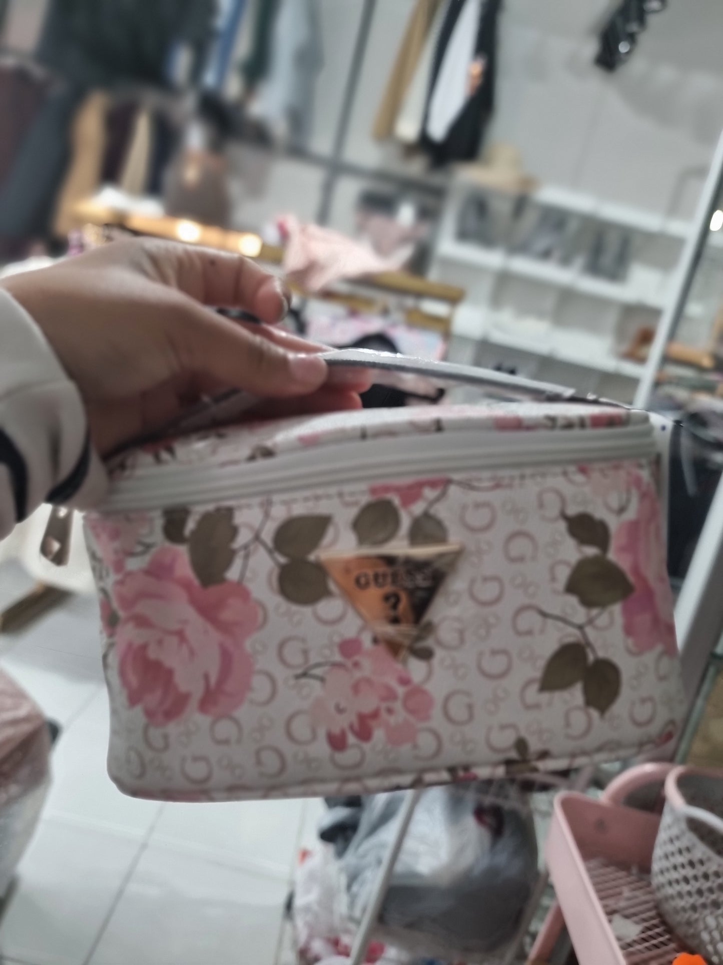 Cosmetiquera Guess de flores