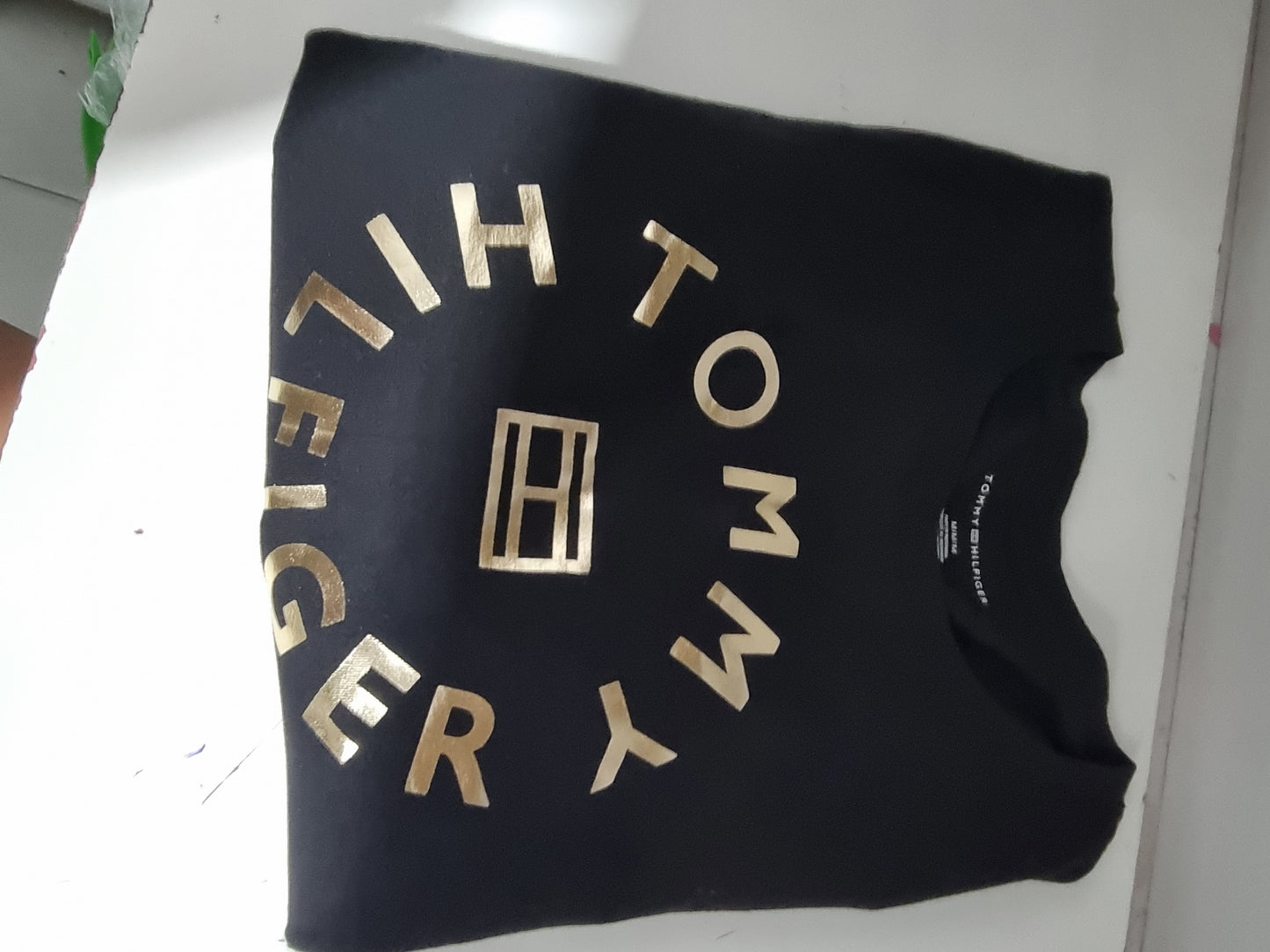 Vestido Tommy H negro letras doradas