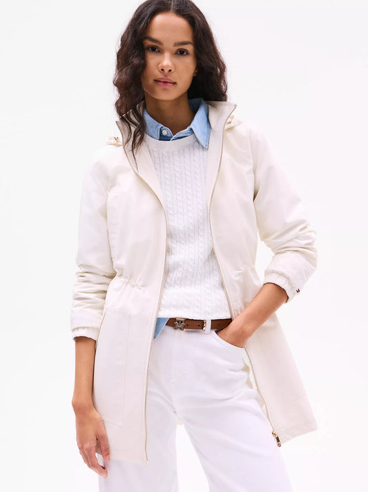 Rompevientos Tommy H blanco con herrajes dorados y gorro