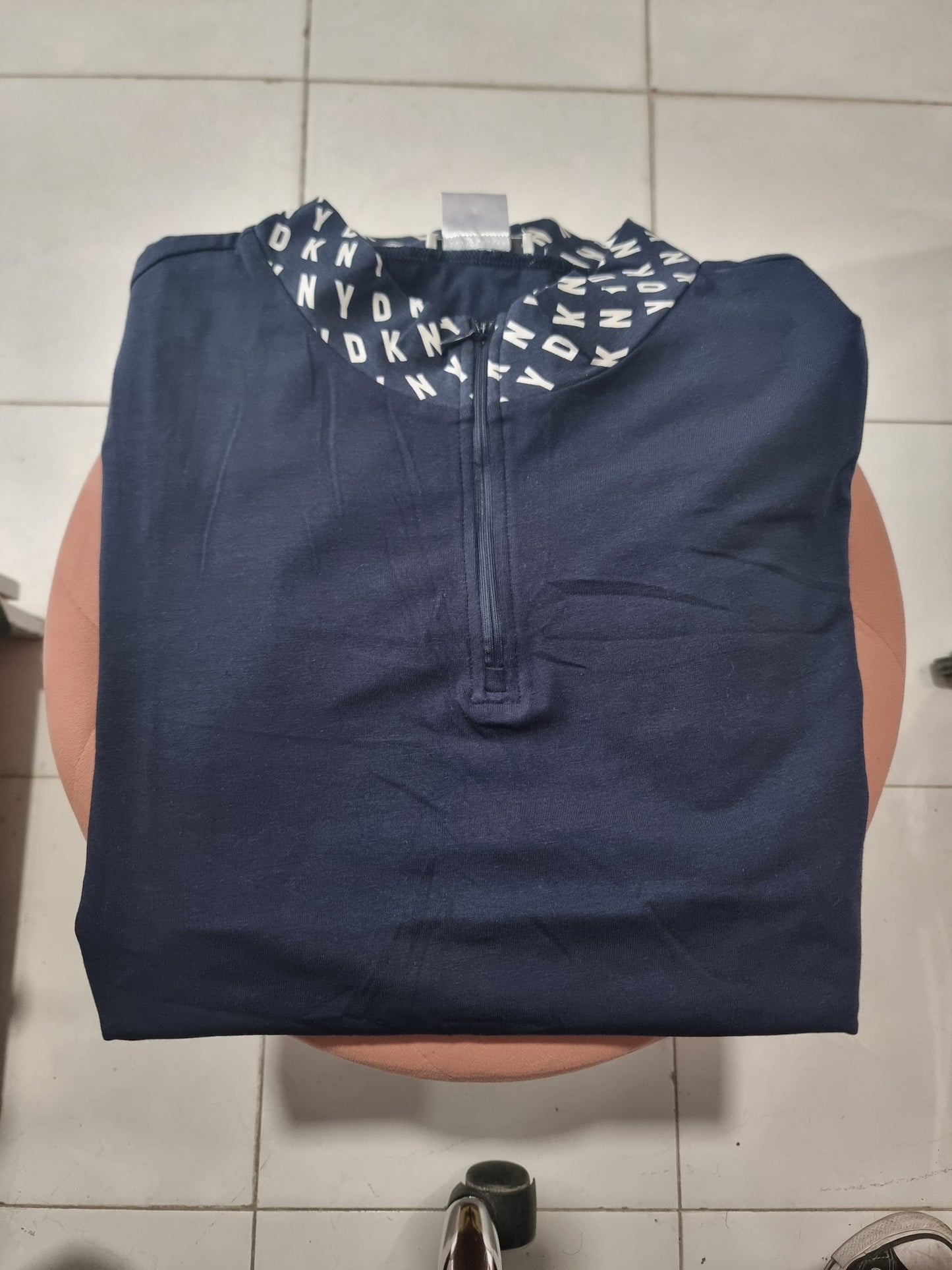 Vestido DKNY azul con letras blancas