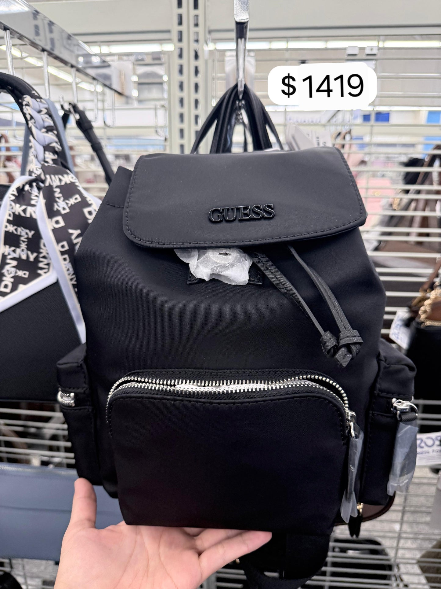 Backpack Guess negra con placa en negra