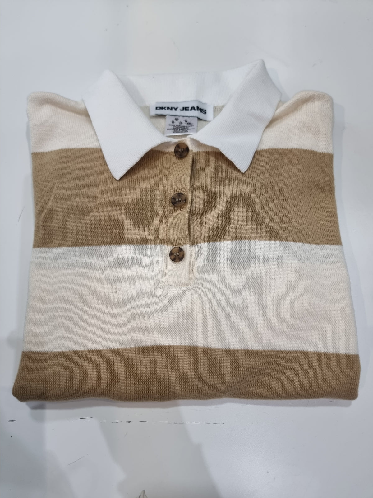 Playera DKNY camel con beige
