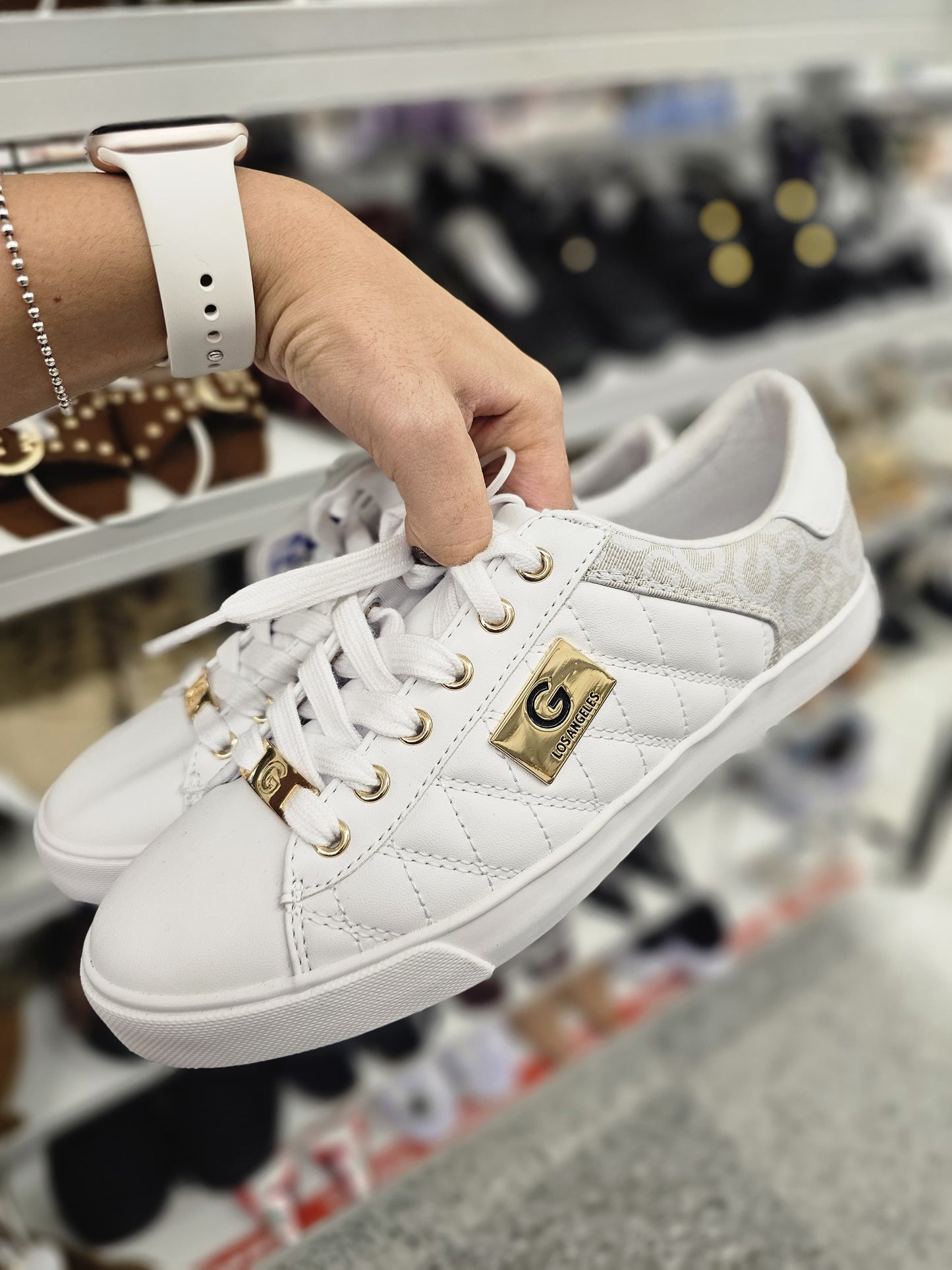 Tenis Guess blancos con placa dorada