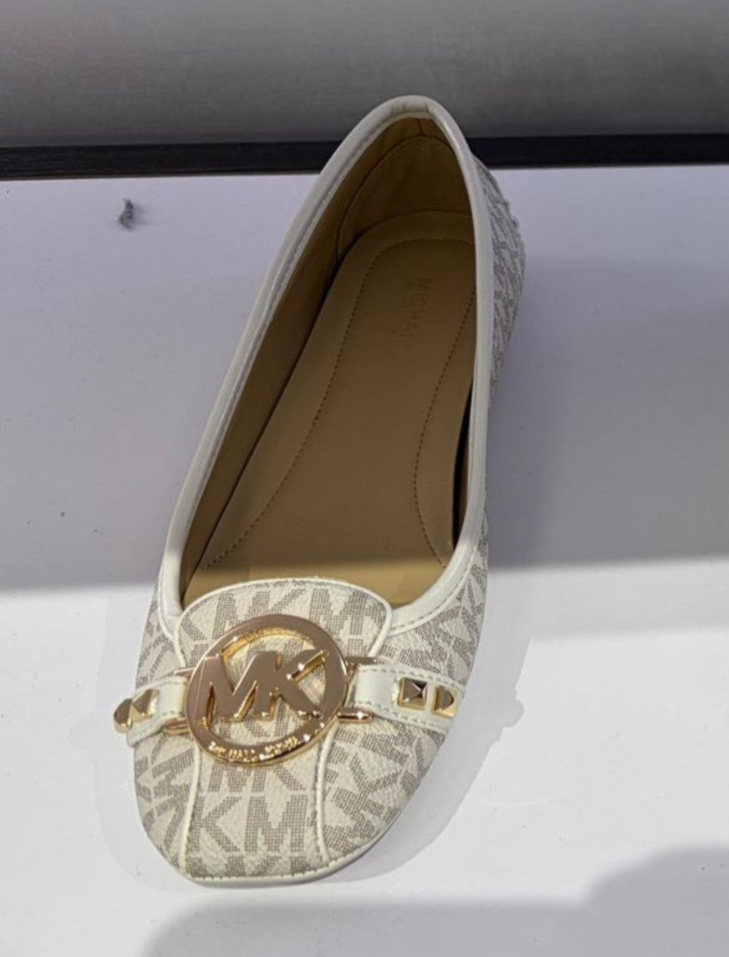 Flats Michael K vanilla con placa dorada